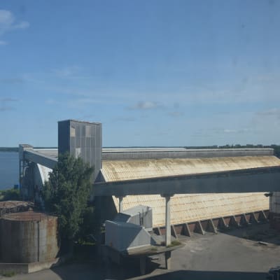 Fabrikens silo som tidigare innehöll socker är nu en sädessilo.