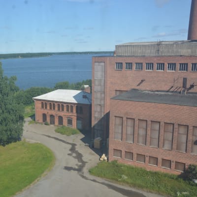 Fabriksfönstren är smutsiga, men utsikten är det inget fel på.
