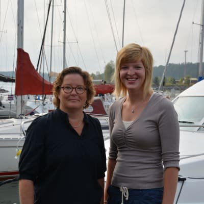 D-Marin sköter om gästhamnen i Dalsbruk. På bilden Helena Guseff och Seidi Lindroos.