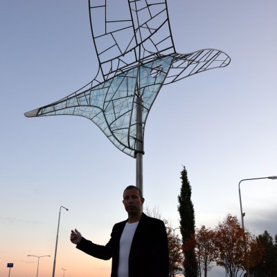 Formgivaren Stefan Lindfors vid skulpturen Aviator Solaris.