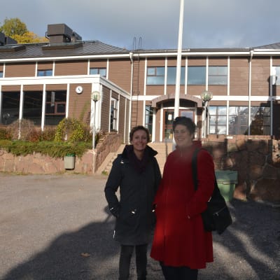 Heidi Enberg och Lotta Lerviks framför Ekenäs bibliotek