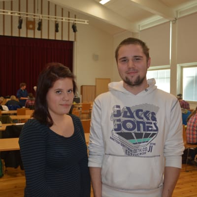 Otto Danskanen och Anni Kynnös från Karis finska gymnasium