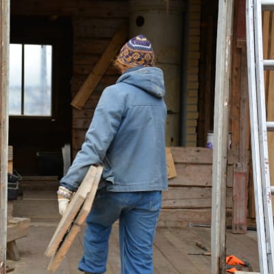 Miia Honkanen jobbar som frivillig med att bygga upp gården.