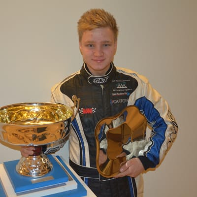 Joni Wiman är årets unga mästare inom bilsport.