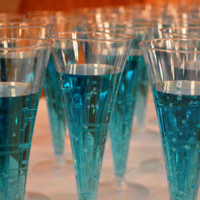 blå dryck i champagneglas
