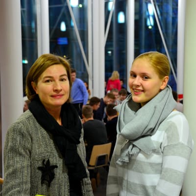 Rektor Anne Levonen och abiturient Johanna Mäkinen