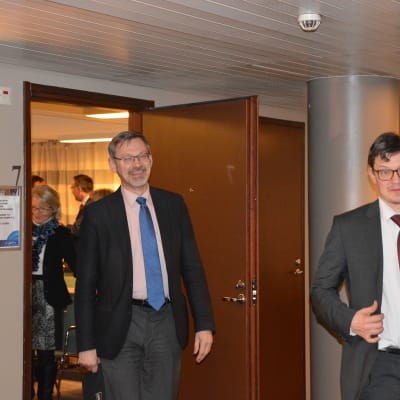 Mikael Luther och Rurik Ahlberg kommer ut från mötet med kommunministern.
