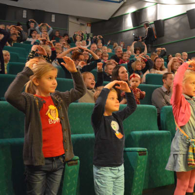 Publiken får delta.