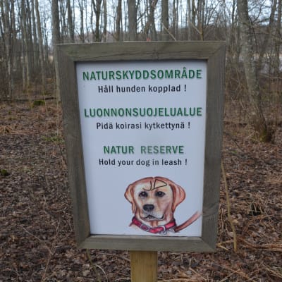 Håll hunden kopplad-skylt