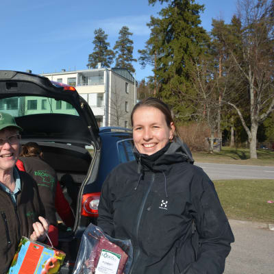 Birgitta Knape och Helena von Limburg Stirum sålde av sina produkter på den första Reko-försäljningen i Västnyland.