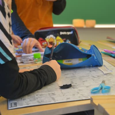 Elev ritar under en lektion.