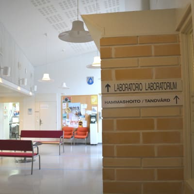 Skylt vid väntrummet på Pojo hälsostation.