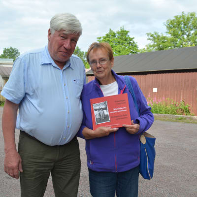 Berndt Gottberg och Lena Selén med boken Främlingar i eget land.