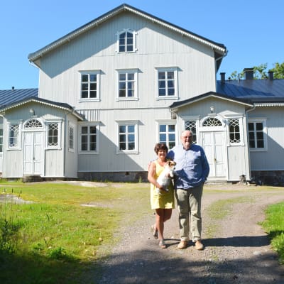 Ägarna Lilo och Kim Söderholm utanför gamla Segersby gård i Pernå.