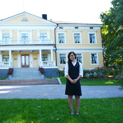 Restaurangchef Lena Magnusson framför Sannäs gård.