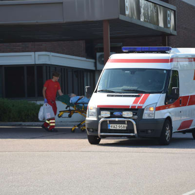 Ambulans utanför Lojo sjukhus.