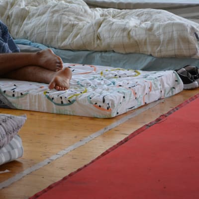 Sovande man på flyktingförläggningen i Pansio, Åbo