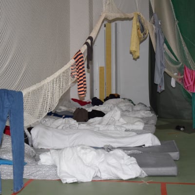 Madrasser på golvet i den tillfälliga flyktingmottagningscentralen i Evitskog