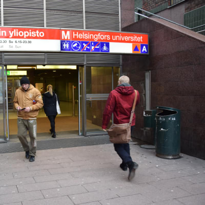 Ingången till Helsingfors universitets metrostation.