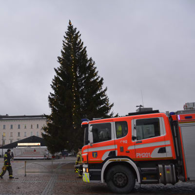 Kallistunut kuusi Lahden torilla.