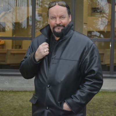 Kalevi Kiviniemi Ristinkirkon edustalla
