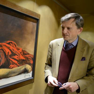 Steen Heidemann katsoo Kultainen syvennys -maalausta