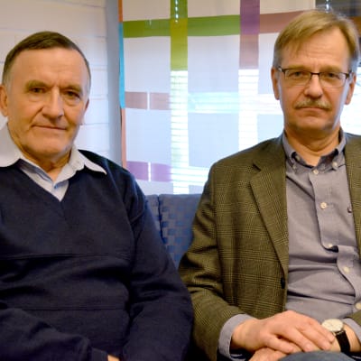 Juhani Hautala ja Juha Huttunen istuvat sohvalla.