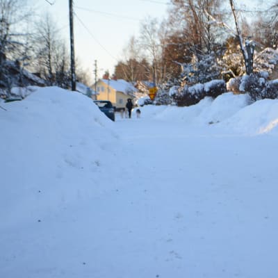 Luminen pihakatu Kuopion Niiralassa