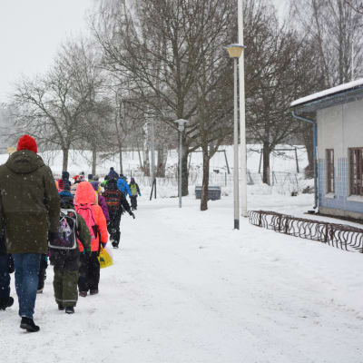 Näse elever på väg mot bussen.