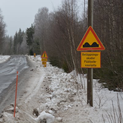 Varning för beläggningsskador på vallgrundsvägen
