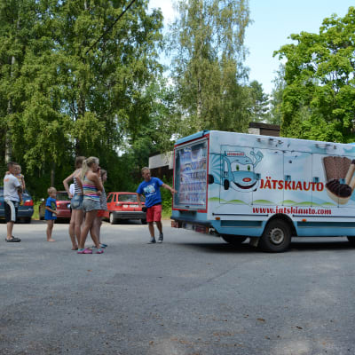Antti Nyyssönen esittelee jäätelövalikoimaa asiakkaille Kuopion Jynkässä.
