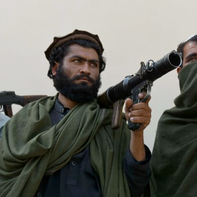 En del talibaner har lagt ner sina vapen och gjort fred med regeringen. Det här är två av 53 talibaner och medlemmar av IS som lade ner sina vapen i Jalalabad i östra Afghanistan