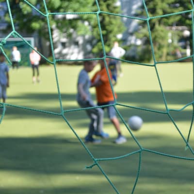 Barn spelar fotboll