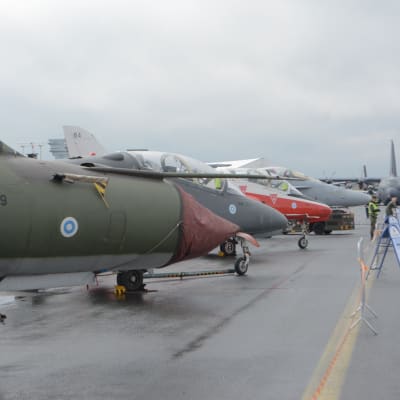 Vanhaa ja uutta Suomen ilmavoimien kalustoa rivissä. MiG-21, BAe Hawk ja F-18 Hornet.