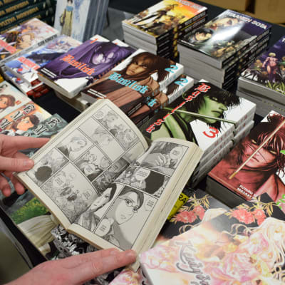 Manga-pokkareita myyntipöydällä.