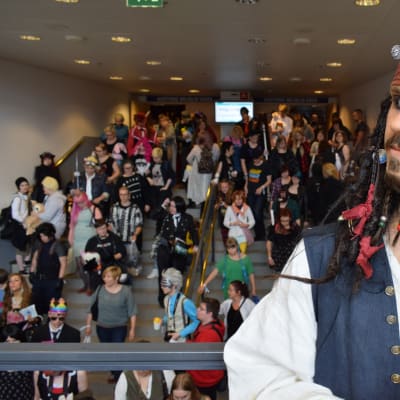 Kapteeni Jack Sparrowksi pukeutunut Animecon 2016-tapahtuman osallistuja.