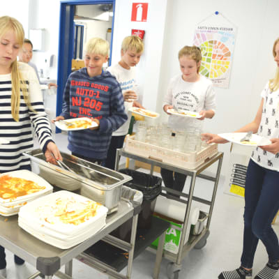 Elever vid Näse skola städar efter sig efter lunchen.