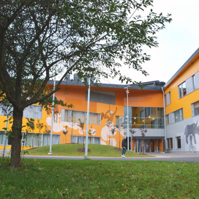 ingången till kungsvägens skola/nickby hjärta i sibbo
