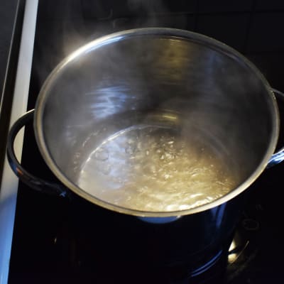 Vesikattila liedellä.