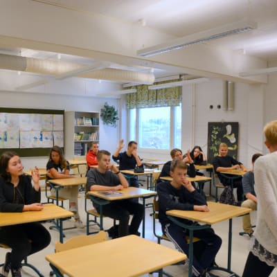 Undervisning i ett klassrum i Korsholms högstadium.