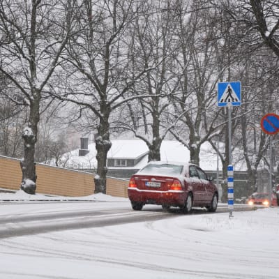 En kvinna väntar på att få gå över Alexandersgatan i Borgå.