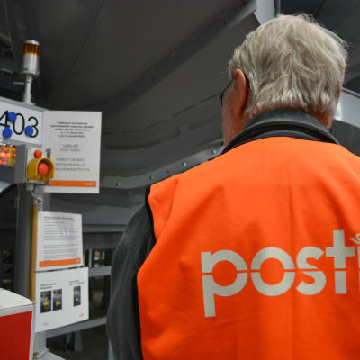 Postanställd på postcentralen i Lundo.
