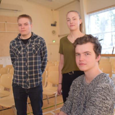 Eleverna i Karis-Billnäs gymnasium diskuterar Finland 100 år, på bilden ses Kauri Kallio, Jannica Kullberg och Emil Grönmark.