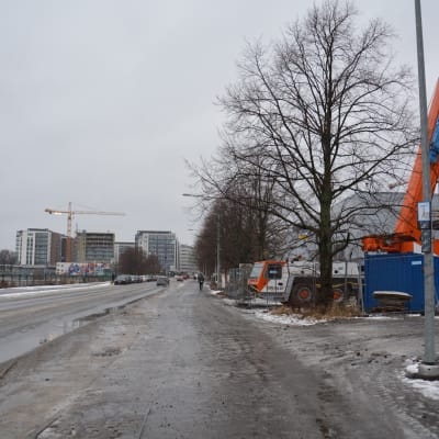 Vy över Lemminkäinengatan i Åbo vid bollhallstomten.