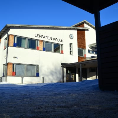 Skolgård i solsken och snö.