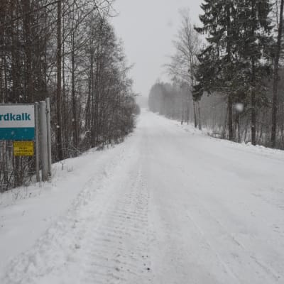 En vit och turkos skylt där det står Nordkalk. Finns i Svartå.