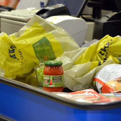 plastpåsar och matvaror