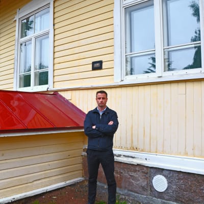 Mårten Karlsson står med händerna i kors framför Gammelbacka skola
