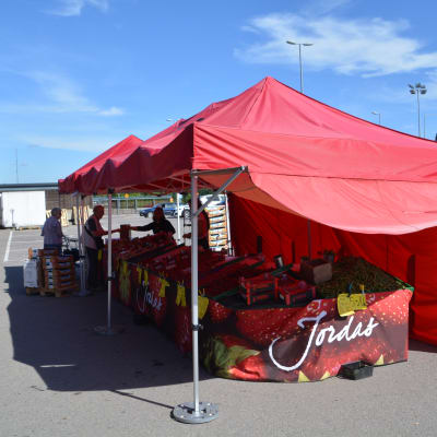 Jordas jordgubbsstånd vid S-market i Borgå