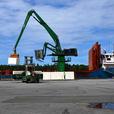 Fraktfartyg lastas i hamnen i Kaskö.